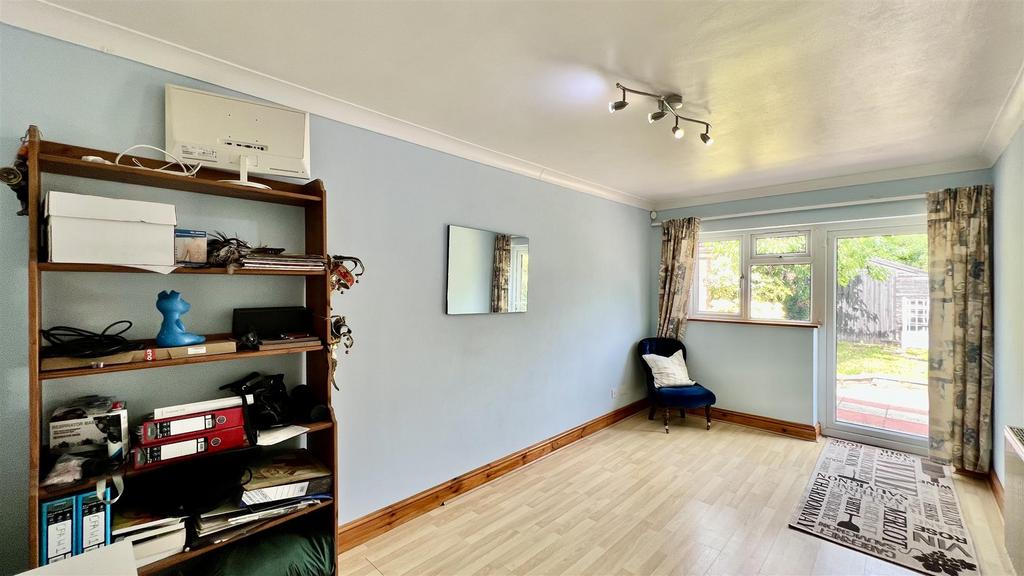 Bedroom/ Study