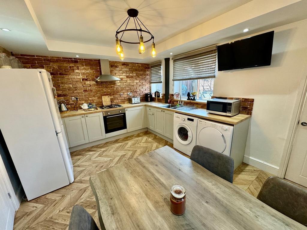 Kitchen/Dining Area