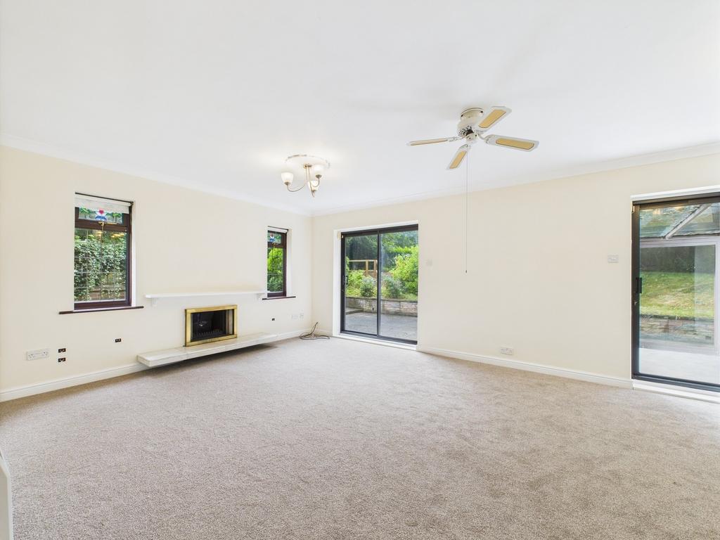 Open plan lounge &amp; dining room