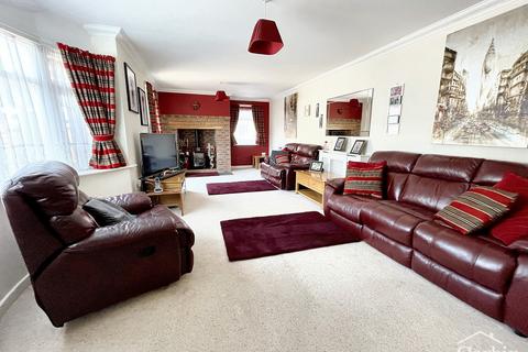 4 bedroom chalet for sale, Strathmore Road, Bournemouth, BH9 3