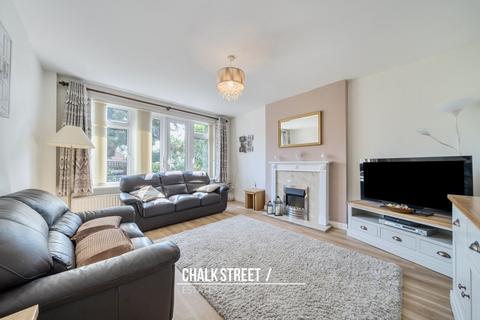 8 Lee Gardens Avenue, Hornchurch, RM11 3BA