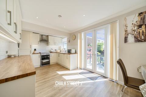 8 Lee Gardens Avenue, Hornchurch, RM11 3BA