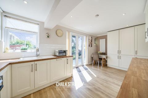 8 Lee Gardens Avenue, Hornchurch, RM11 3BA
