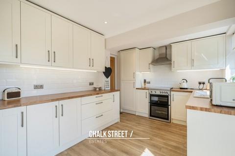 8 Lee Gardens Avenue, Hornchurch, RM11 3BA