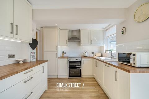 8 Lee Gardens Avenue, Hornchurch, RM11 3BA