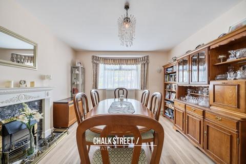 8 Lee Gardens Avenue, Hornchurch, RM11 3BA