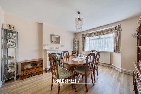 8 Lee Gardens Avenue, Hornchurch, RM11 3BA