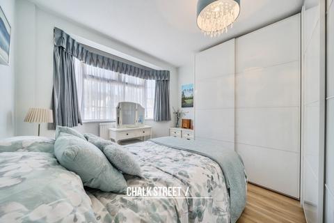 8 Lee Gardens Avenue, Hornchurch, RM11 3BA