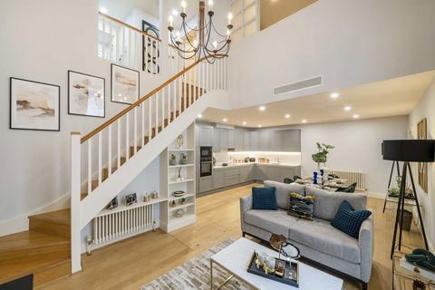 2 bedroom flat to rent, Woods Mews, London W1K