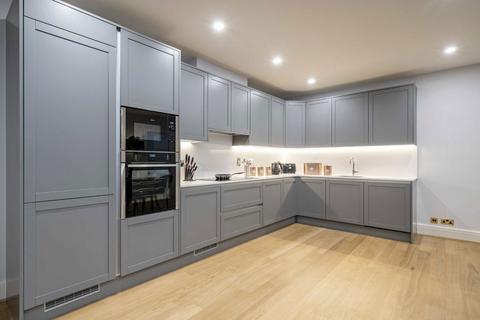 2 bedroom flat to rent, Woods Mews, London W1K