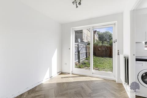 3 bedroom end of terrace house to rent, Heathfield Drive, Mitcham CR4