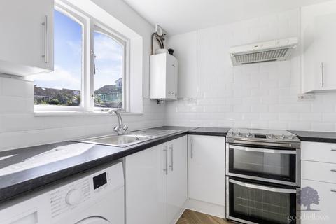 3 bedroom end of terrace house to rent, Heathfield Drive, Mitcham CR4