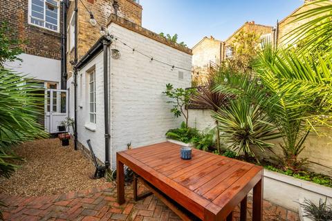 61a Sutherland Square, London, SE17 3EL