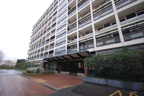 3 bedroom flat to rent, Wimborne House, Oval SW8