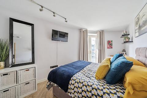 Studio to rent, Ashley Park Road, Walton-on-Thames KT12
