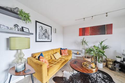 Studio to rent, Ashley Park Road, Walton-on-Thames KT12