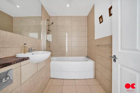 2 bedroom flat for sale, Stafford Avenue, Hornchurch RM11
