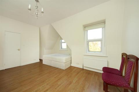 Studio to rent, Uxbridge Road, W3