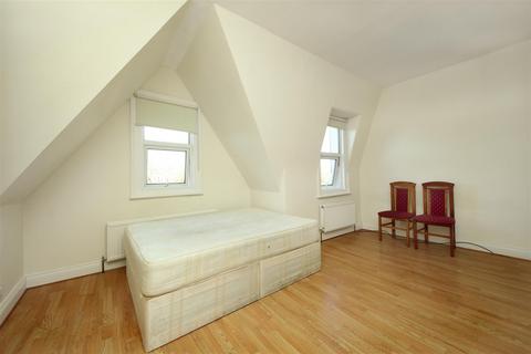Studio to rent, Uxbridge Road, W3