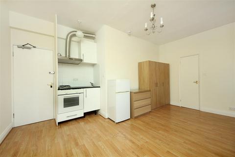 Studio to rent, Uxbridge Road, W3