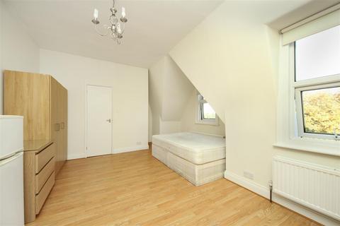 Studio to rent, Uxbridge Road, W3