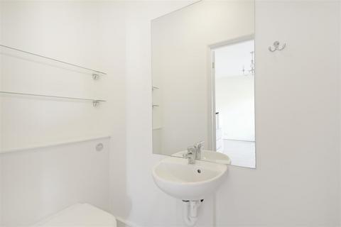 Studio to rent, Uxbridge Road, W3