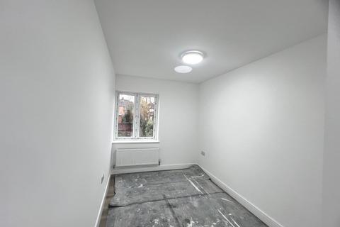 6 bedroom semi-detached house to rent, Parkfield Avenue, Hillingdon UB10