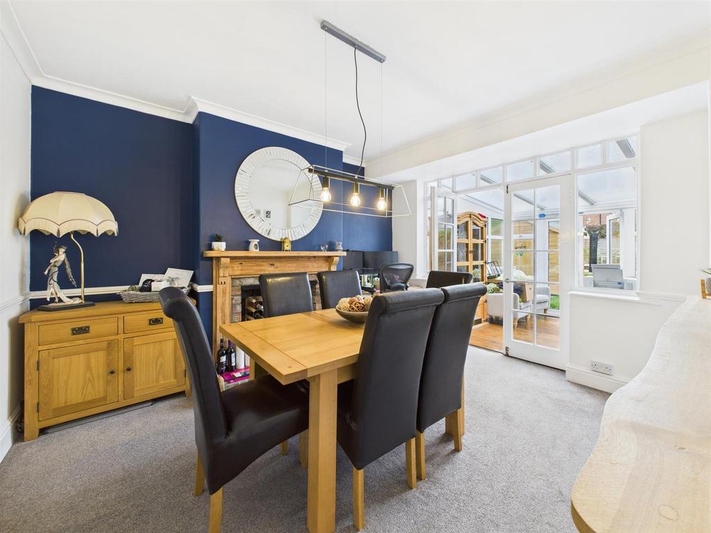 Dining room: