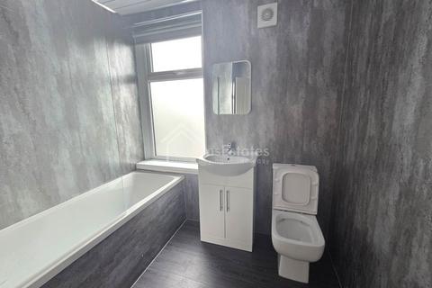 5 bedroom semi-detached house to rent, Lees Hall Road, Dewsbury