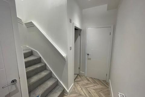 2 bedroom mews to rent, Grove Street, Longwood, Huddersfield