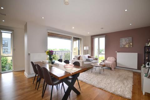2 bedroom flat for sale, Bristol Avenue, London