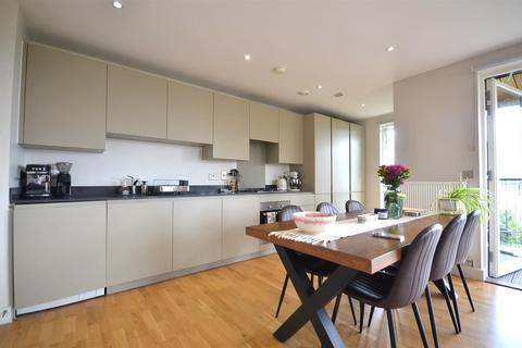 2 bedroom flat for sale, Bristol Avenue, London
