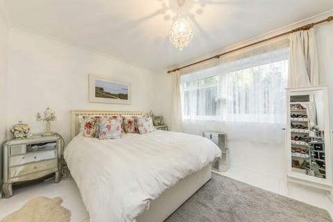 undefined, Queens Road, Kingston Upon Thames KT2
