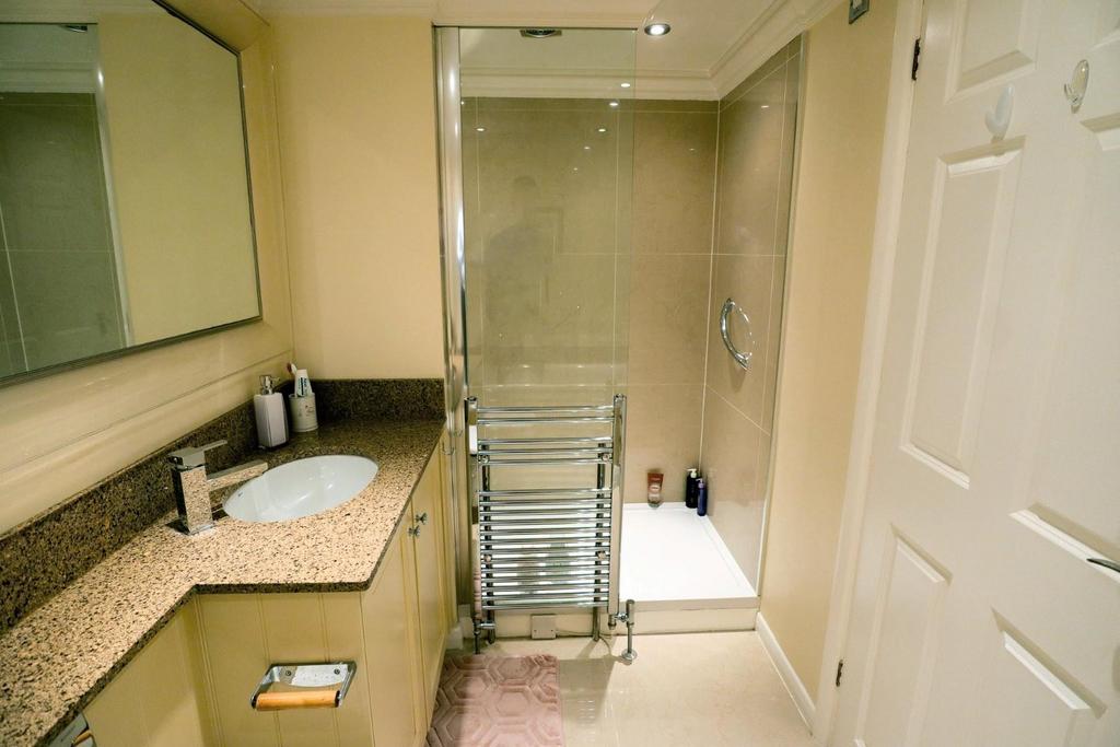 Bathroom (2).jpg