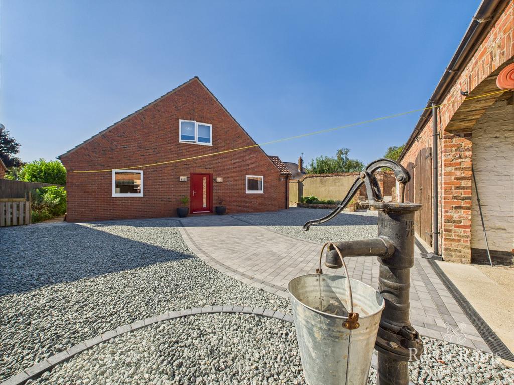 Driveway/Courtyard