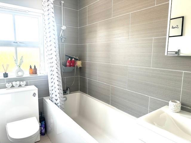 97 D Badsey Lane Bathroom.jpg