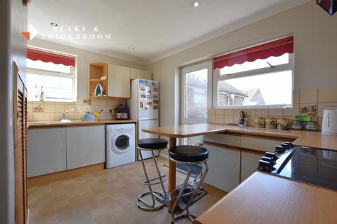 3 bedroom detached bungalow for sale, London Road, Little Clacton