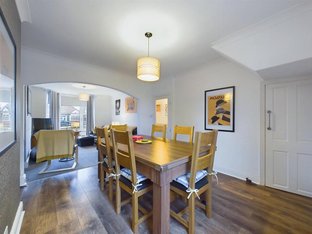 Dining room: