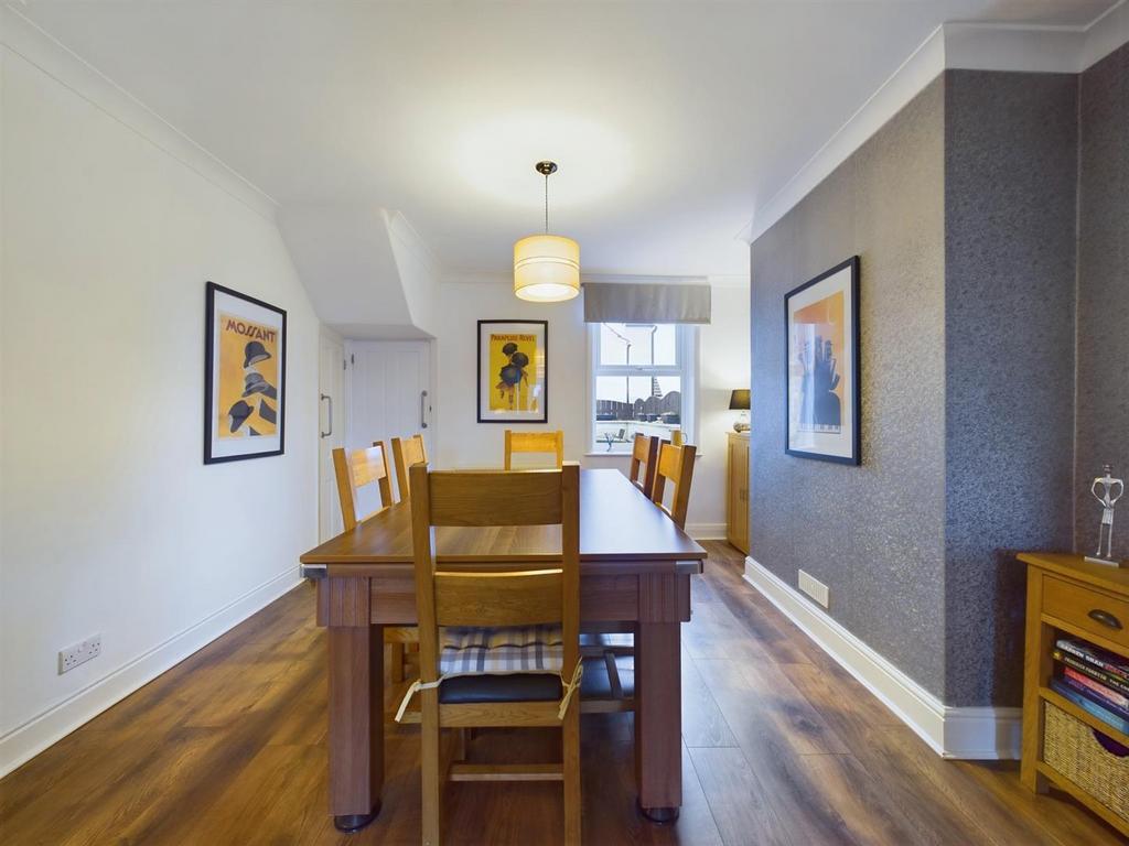 Dining room: