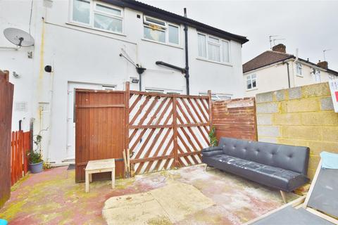 2 bedroom maisonette for sale, Cornwall Avenue, Slough