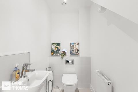 38 Hazlemere Marina, Waltham Abbey, EN9 1FJ