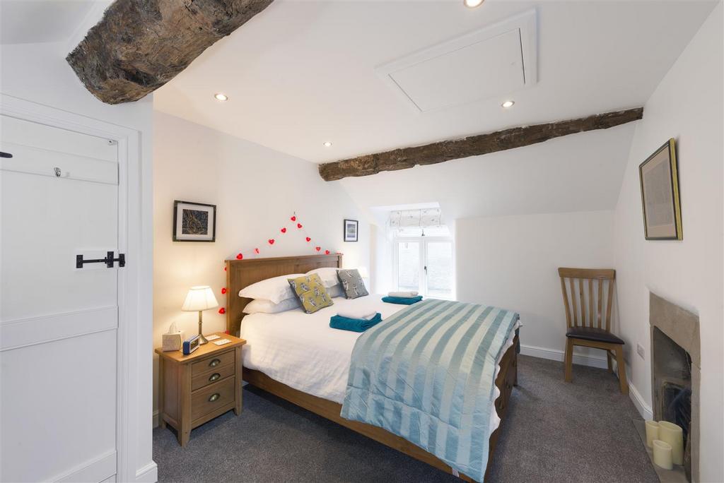 06-Main-Bedroom.jpg
