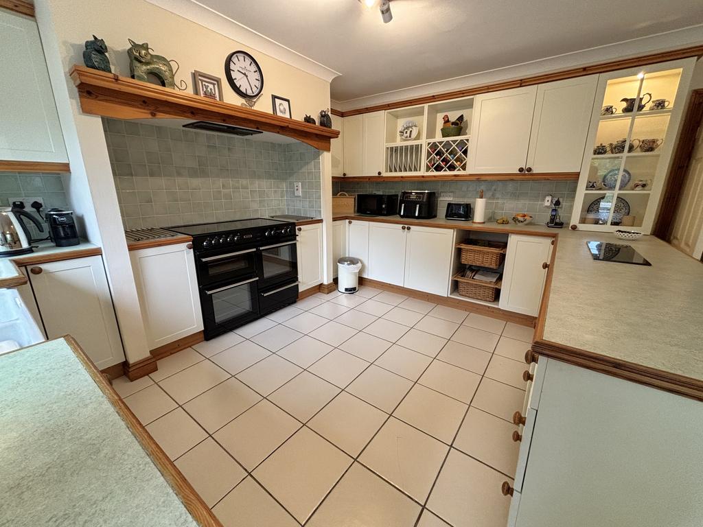 Kitchen / Dining Area