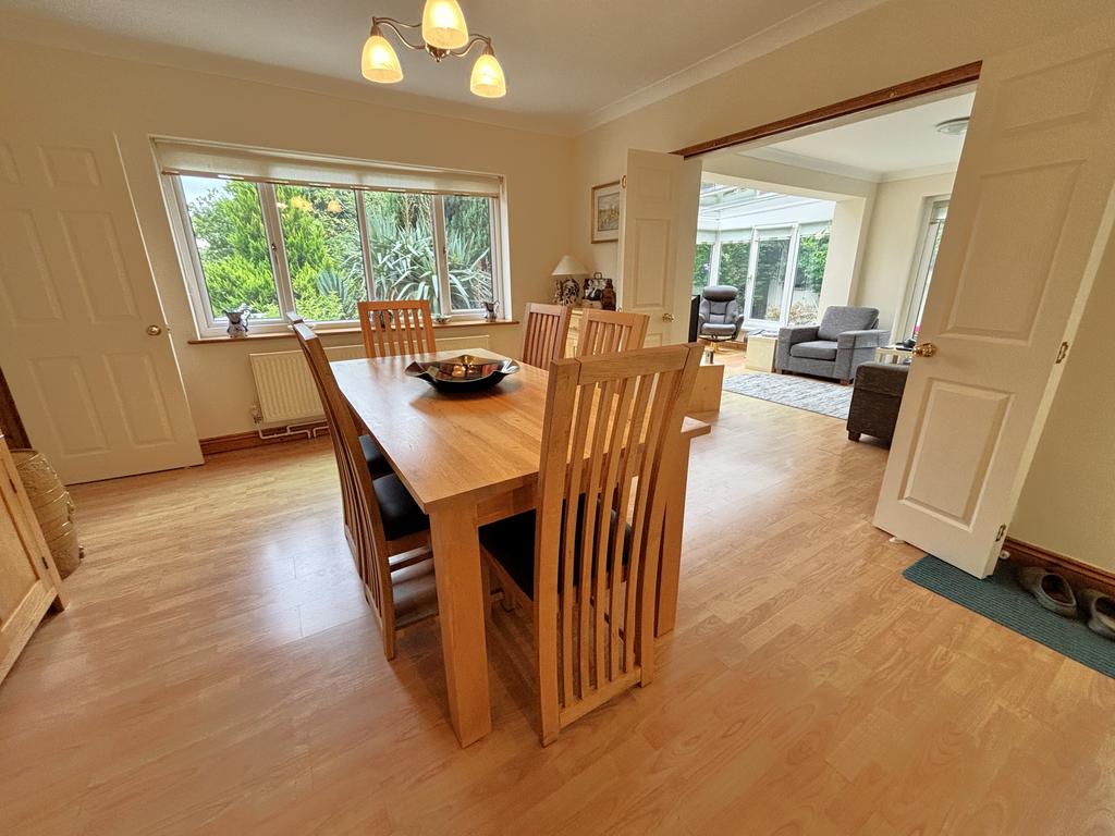 Kitchen / Dining Area