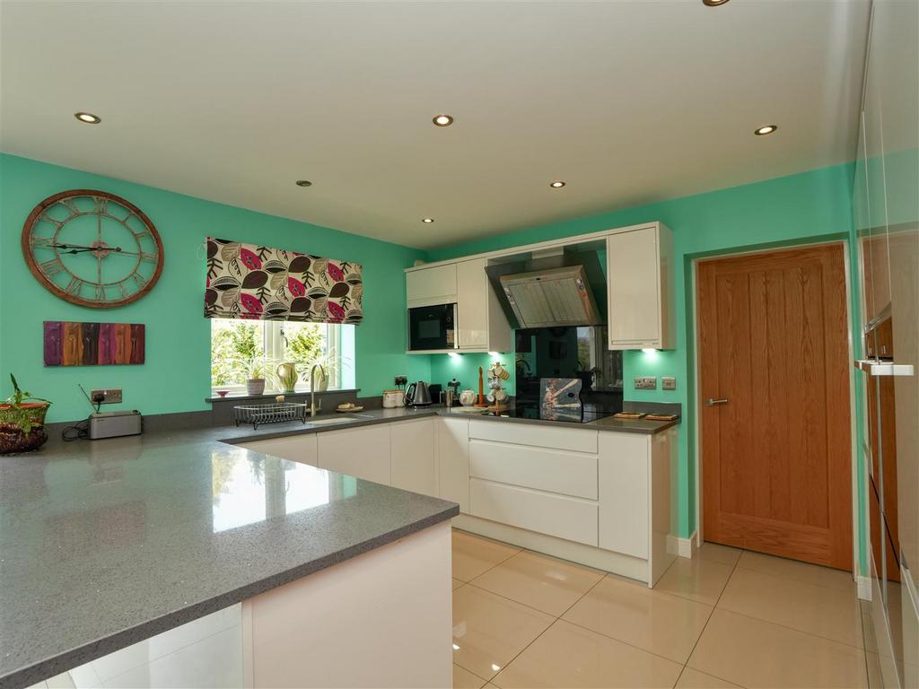 Open Plan Dining Kitchen / Living Area