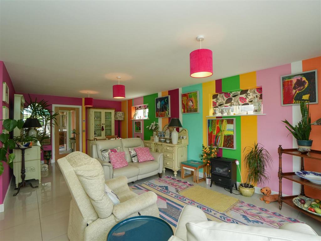 Open Plan Dining Kitchen / Living Area