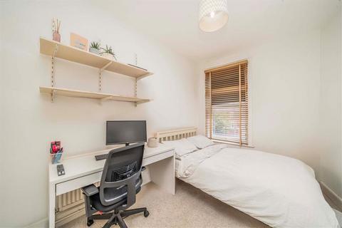 2 bedroom flat for sale, Oldridge Road, London SW12