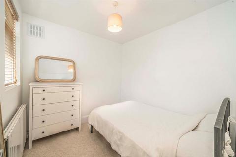 2 bedroom flat for sale, Oldridge Road, London SW12