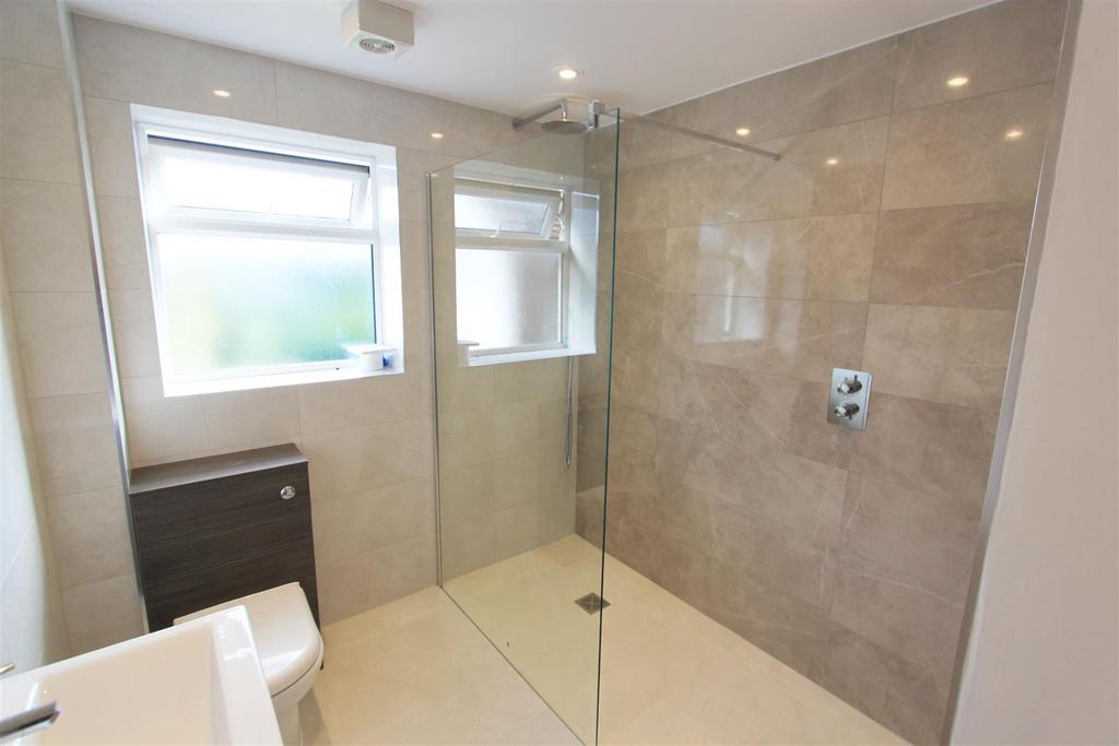 Flat 4 22 Bannings bathroom 2.jpg