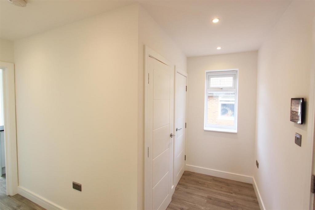 Flat 4 22 Bannings hallway 1.jpg